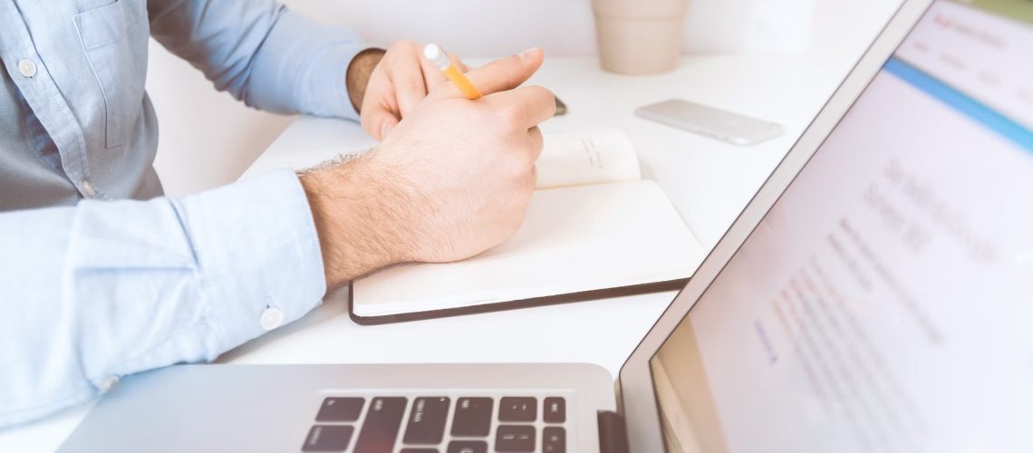 photo 1488998527040 85054a85150e