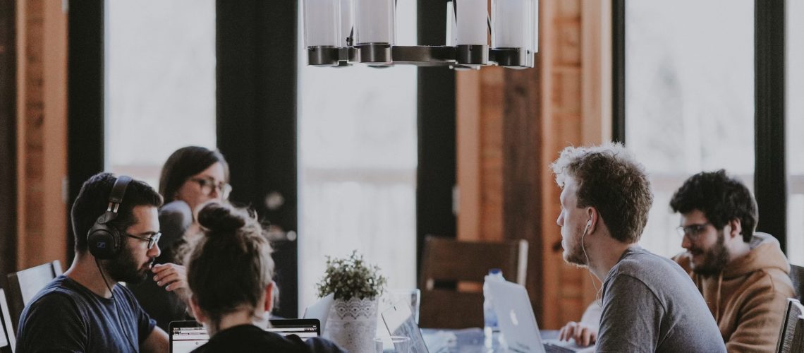 photo 1521737604893 d14cc237f11d